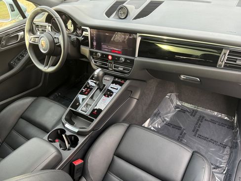 Certified 2025 Porsche Macan Base image 18
