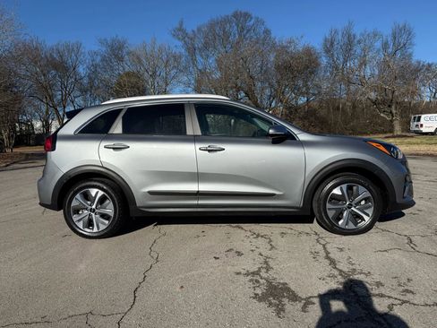 Used 2022 Kia Niro EX w/ Cold Weather Package image 3