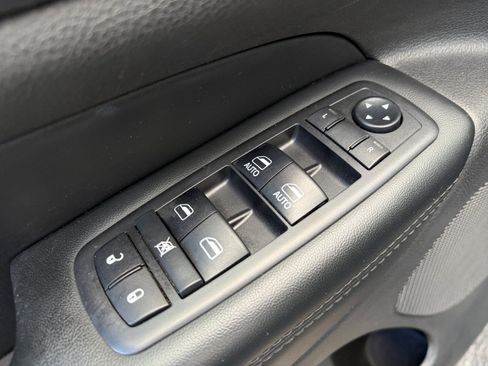 Used 2019 Jeep Grand Cherokee Laredo AWD/4WD image 16
