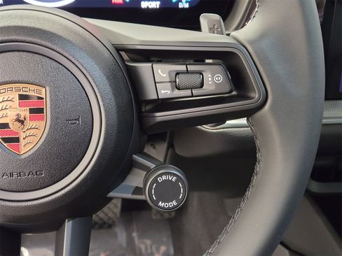 Used 2025 Porsche Cayenne Base image 18