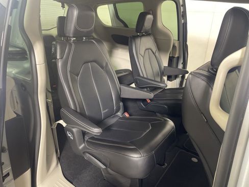 Used 2024 Chrysler Pacifica Touring-L FWD image 21