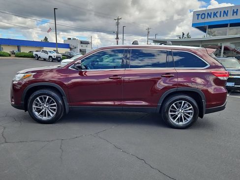 Used 2019 Toyota Highlander XLE AWD/4WD image 3