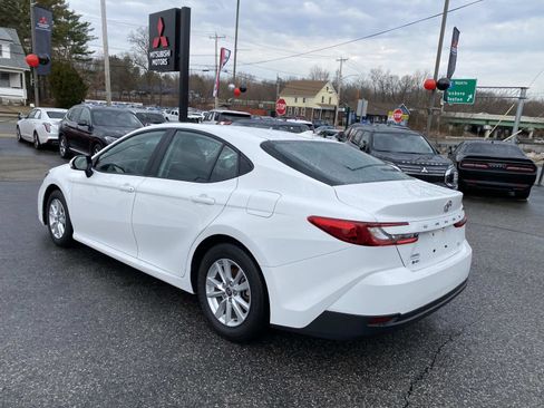 Used 2025 Toyota Camry LE image 3