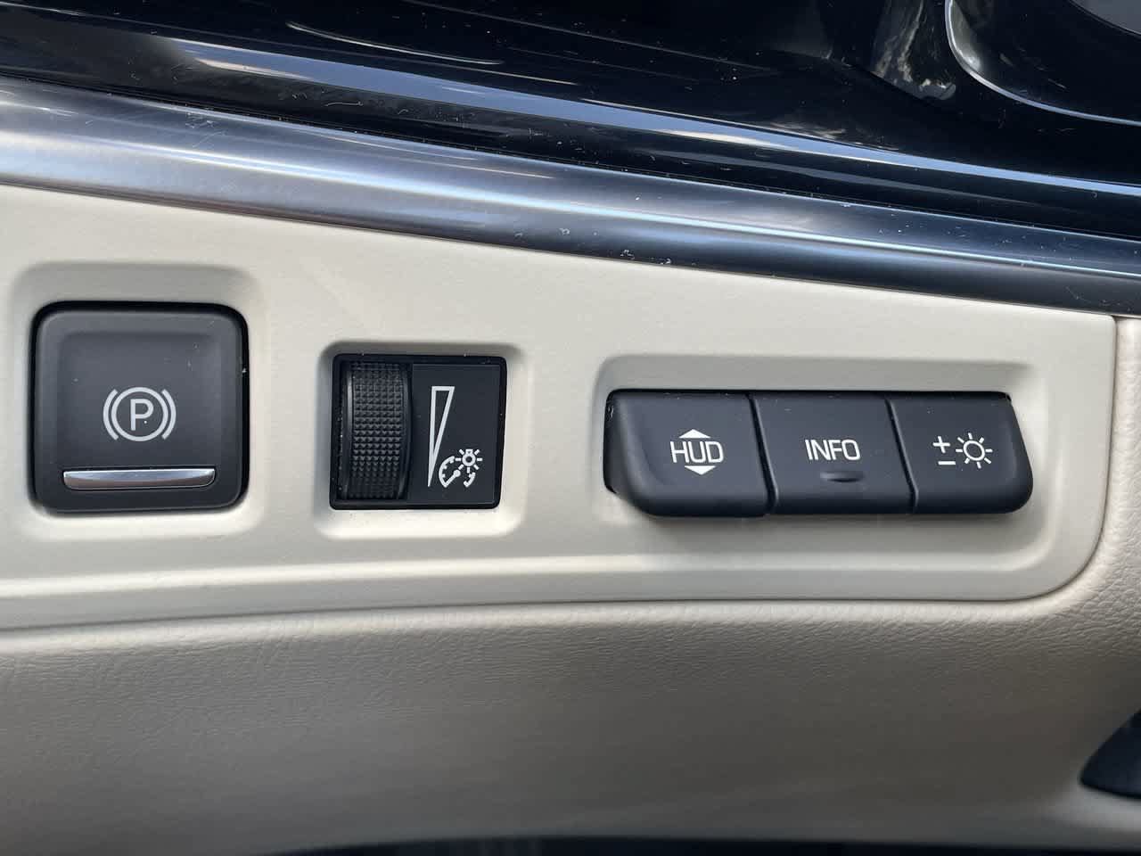 Certified 2024 Cadillac XT6 Premium Luxury w/ Technology Package AWD/4WD image 33