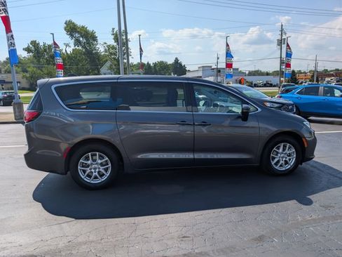 Used 2023 Chrysler Pacifica Touring-L FWD image 6