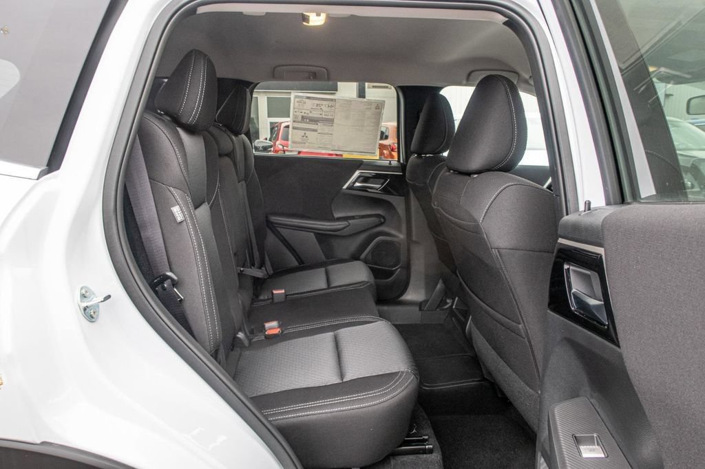 Used 2025 Mitsubishi Outlander ES AWD/4WD image 15