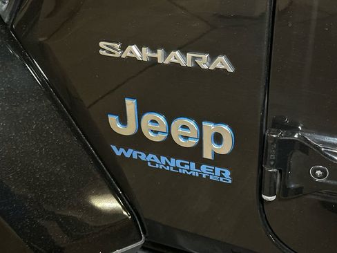Used 2022 Jeep Wrangler Unlimited Sahara w/ Cold Weather Group AWD/4WD image 14