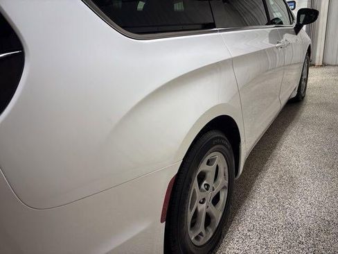 Used 2024 Chrysler Pacifica Limited image 12