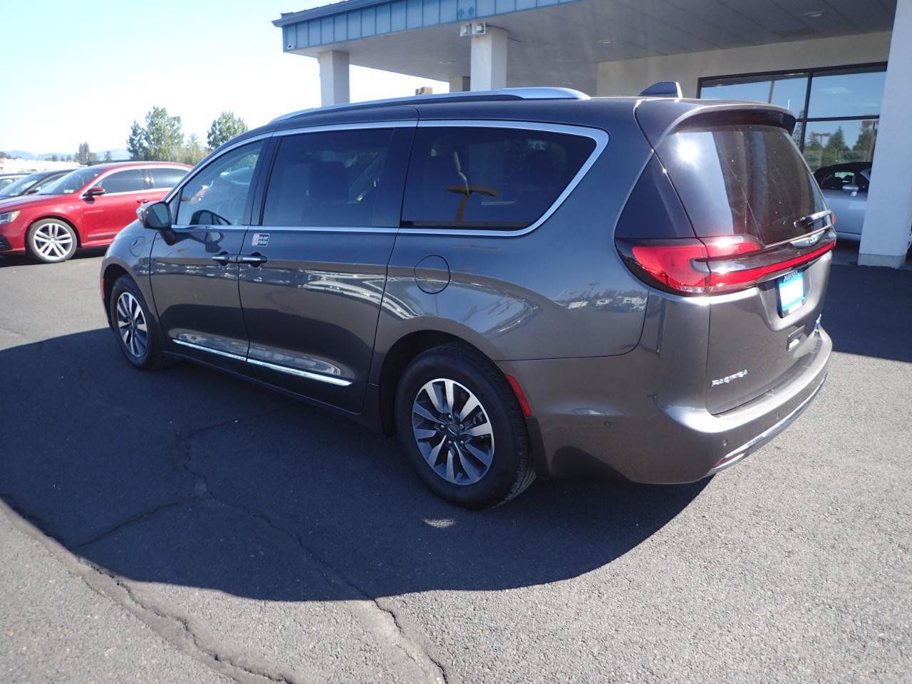 Used 2021 Chrysler Pacifica Limited w/ Premium & Safety Sphere Group FWD image 3