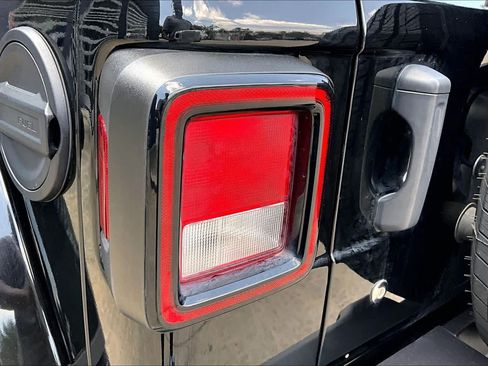 Used 2019 Jeep Wrangler Unlimited Sahara AWD/4WD image 28