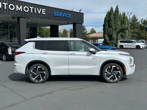 Used 2025 Mitsubishi Outlander 4WD Plug-In Hybrid image 2