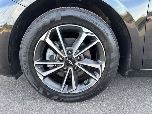 Used 2023 Kia Forte LXS w/ LXS Technology Package image 12