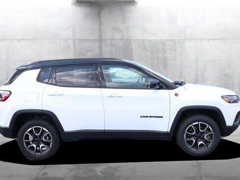Used 2025 Jeep Compass Trailhawk w/ Trailer Tow Group AWD/4WD image 5