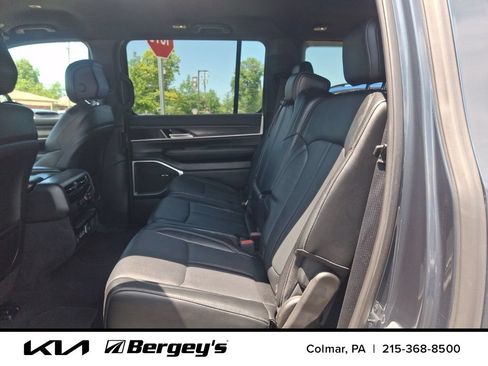 Used 2024 Jeep Wagoneer L Series II w/ Flexible Seating Group AWD/4WD image 12