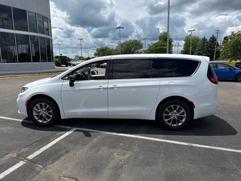 Used 2024 Chrysler Pacifica Touring-L AWD/4WD image 7