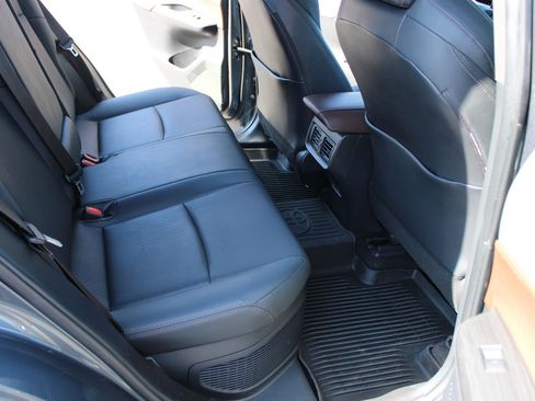 Used 2021 Toyota Venza XLE w/ Softex Package image 13