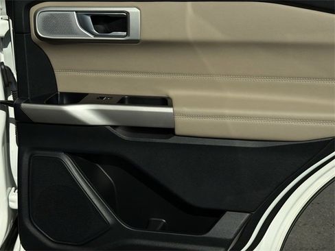 Used 2022 Ford Explorer Limited w/ Limited Technology Package image 39