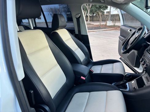 Used 2017 Volkswagen Tiguan S image 18