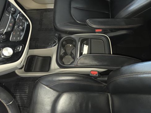 Used 2017 Chrysler Pacifica Touring-L FWD image 17