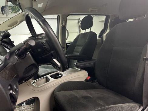 Used 2016 Dodge Grand Caravan SXT w/ Rear Park Assist Package FWD image 18