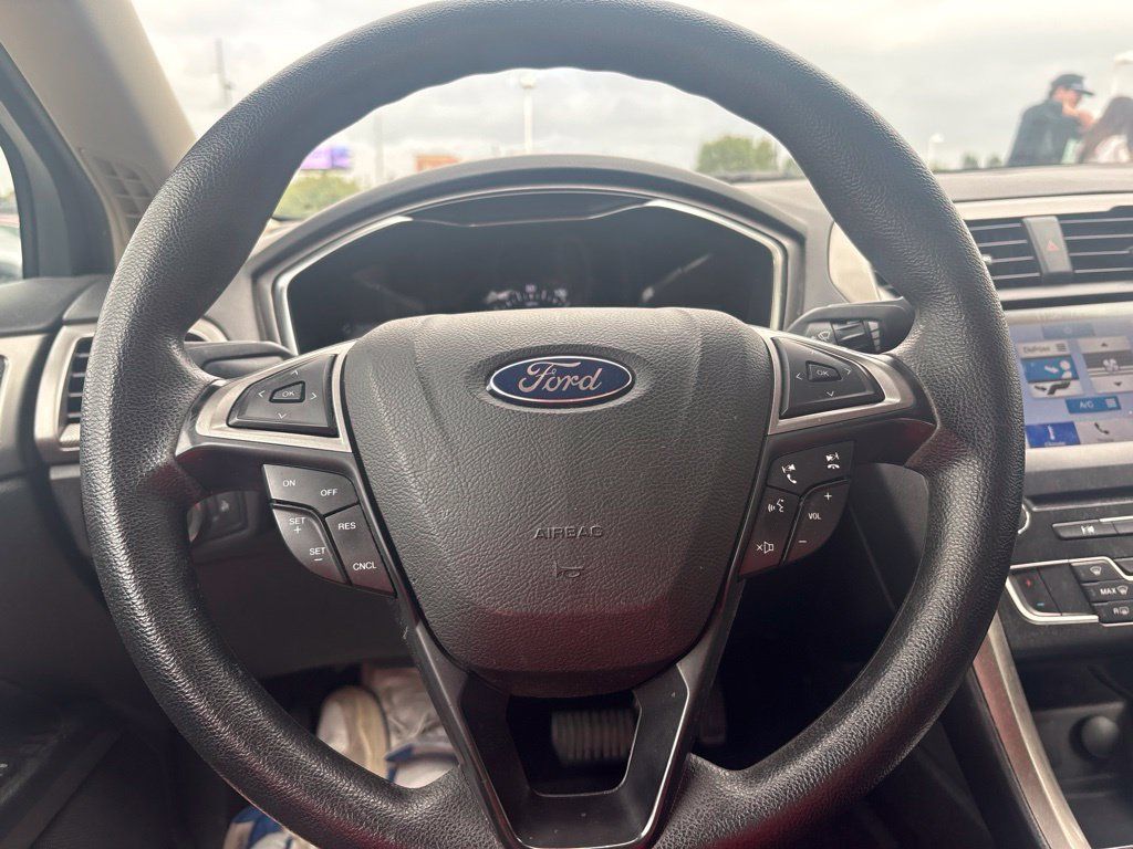 Used 2017 Ford Fusion SE w/ Fusion SE Technology Package FWD image 13