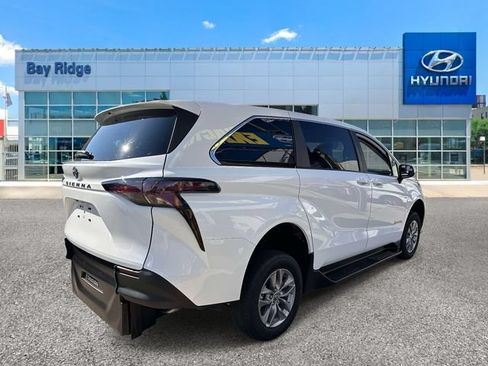 Used 2026 Toyota Sienna LE FWD image 4