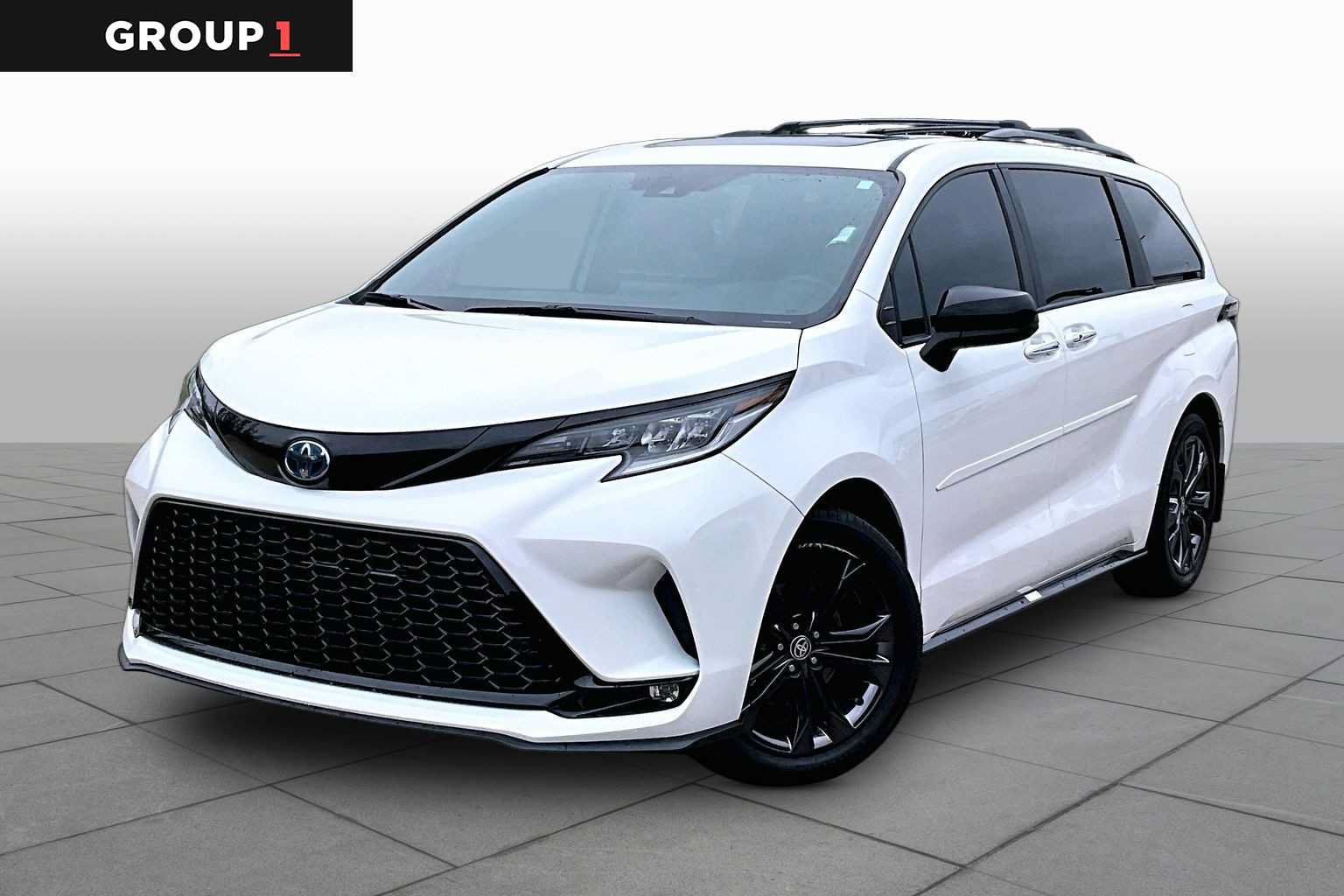 Used 2025 Toyota Sienna XSE FWD image 1
