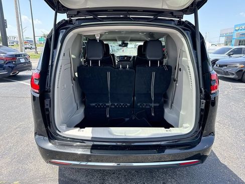 Used 2023 Chrysler Pacifica Touring-L FWD image 24
