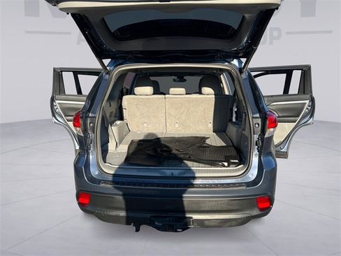 Used 2019 Toyota Highlander XLE image 19