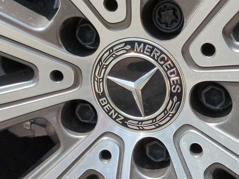 Used 2025 Mercedes-Benz GLC 300 4MATIC image 12