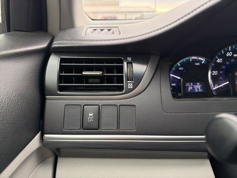 Used 2012 Toyota Camry XLE w/ Leather Pkg image 17