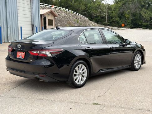 Used 2021 Toyota Camry LE FWD image 5