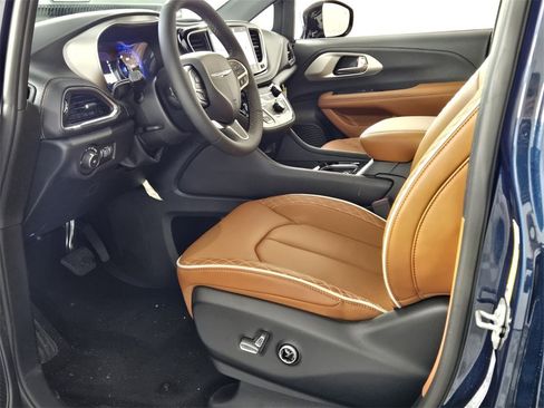 New 2025 Chrysler Pacifica Pinnacle w/ Trailer Tow Group image 7