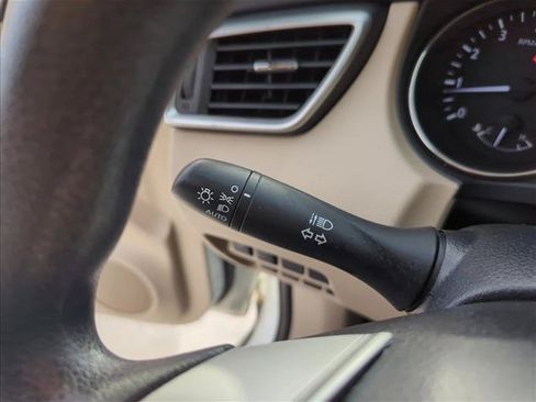 Used 2016 Nissan Rogue SV FWD image 19