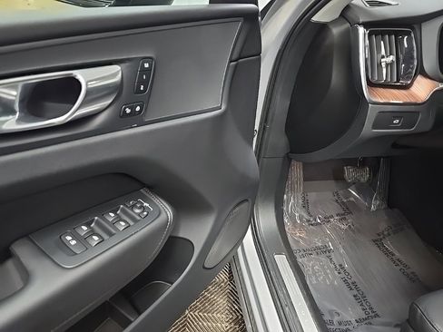 Used 2023 Volvo XC60 B5 Plus image 29