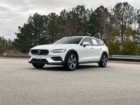 Used 2025 Volvo V60 B5 Cross Country Plus image 15