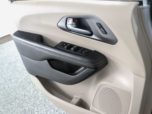 Used 2024 Chrysler Pacifica Touring-L FWD image 21