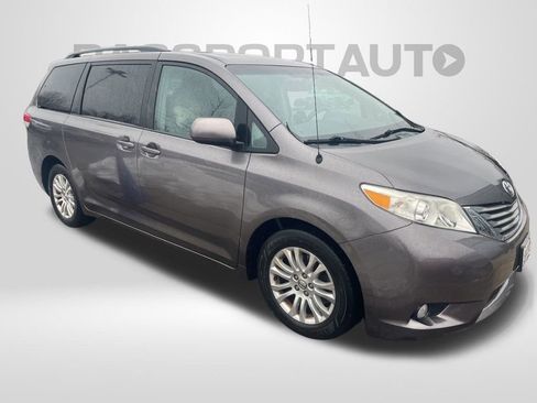 Used 2013 Toyota Sienna XLE image 2