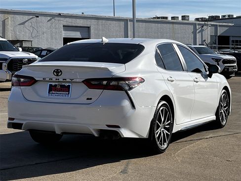 Used 2023 Toyota Camry SE image 4