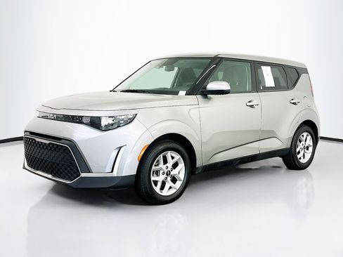 Used 2025 Kia Soul LX w/ LX Technology Package image 3