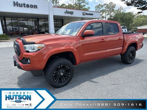 Used 2017 Toyota Tacoma SR5 w/ Tow Package RWD image 2