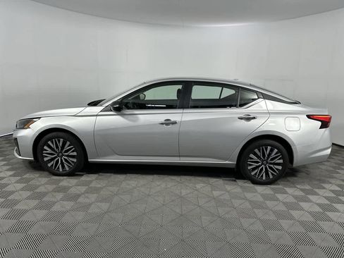 Used 2024 Nissan Altima 2.5 SV image 5