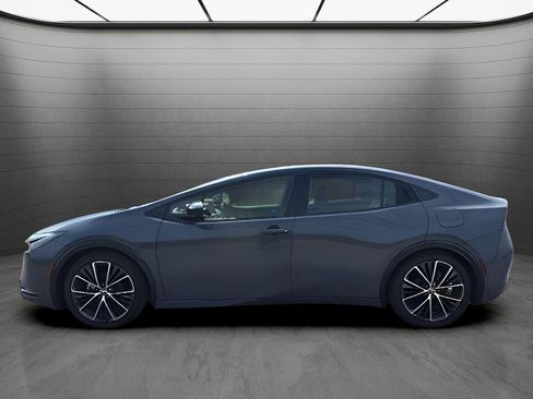 Used 2024 Toyota Prius XLE FWD image 2