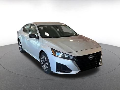 Used 2025 Nissan Altima 2.5 SV image 3