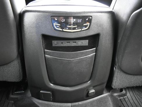Used 2017 Cadillac Escalade Luxury RWD image 40