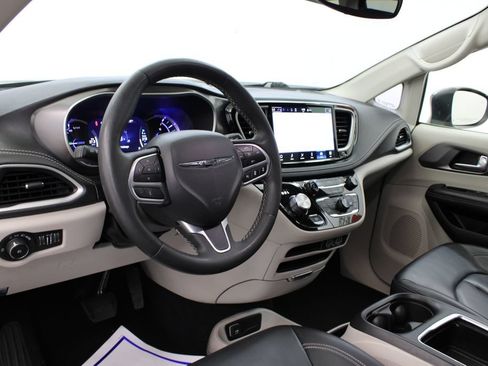 Used 2023 Chrysler Pacifica Touring-L FWD image 15