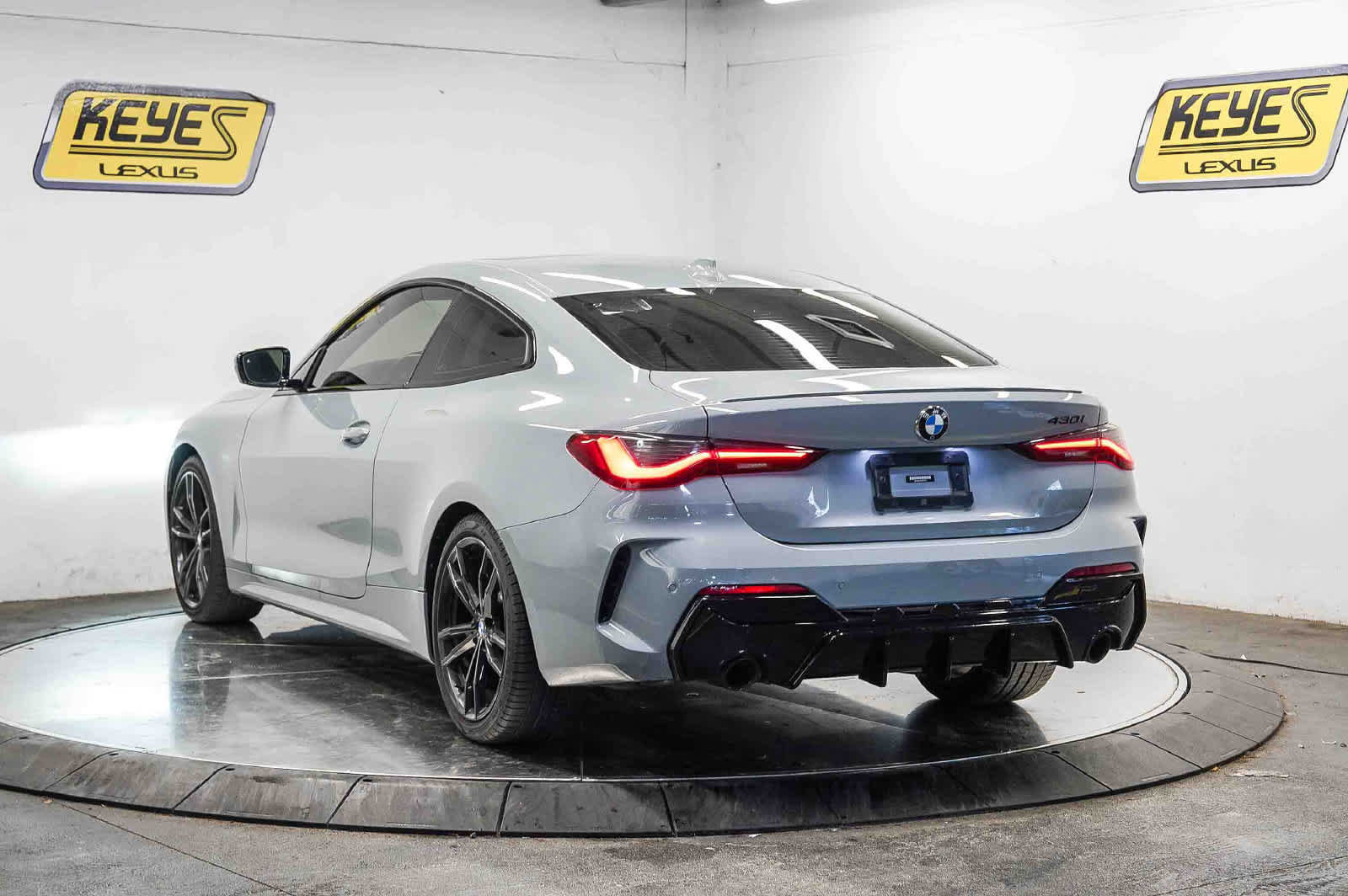 Used 2022 BMW 430i Coupe w/ M Sport Package RWD image 2