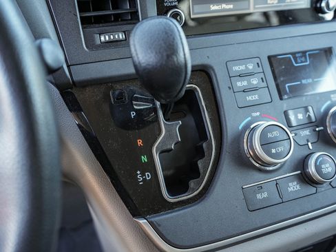 Used 2020 Toyota Sienna L image 21