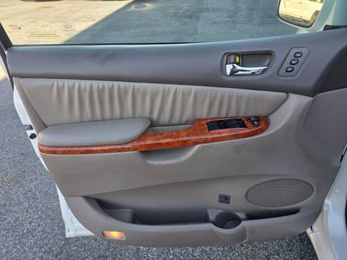 Used 2010 Toyota Sienna image 11