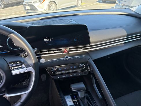 Used 2025 Hyundai Elantra SEL image 17